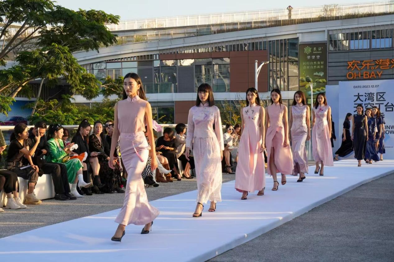 廊桥T台时装秀展现活力时尚新宝安-宝安湾