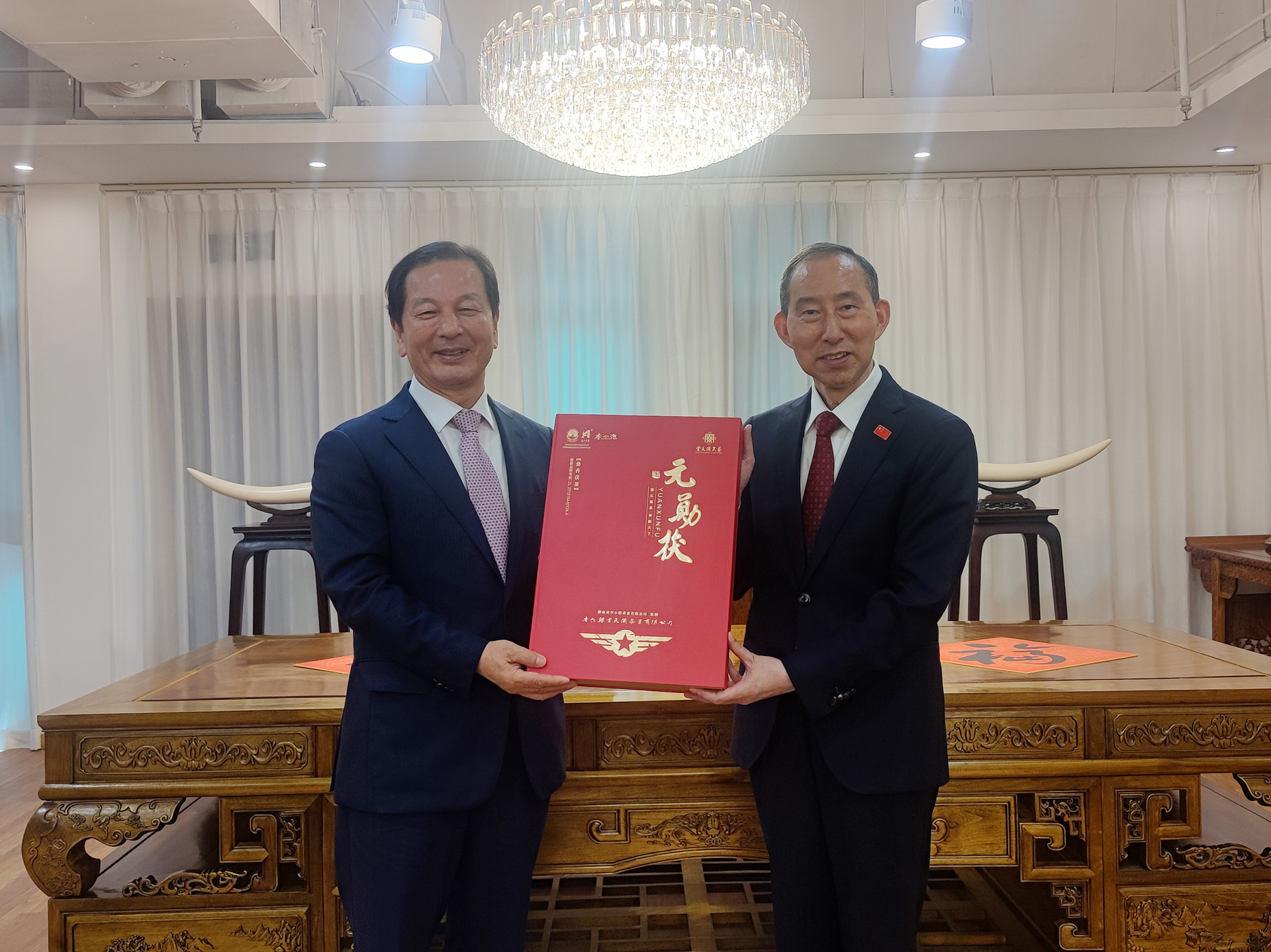 龙宇翔与韩国鲜文大学校长黄善祚亲切会见-宝安湾