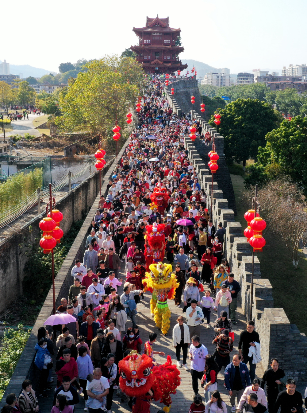 春节假期,宋城墙人气爆棚。肇庆市融媒体中心记者刘春林摄