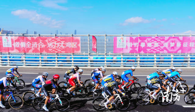 十五运会公路自行车男子个人赛，参赛选手在澳门大桥段赛道竞速。