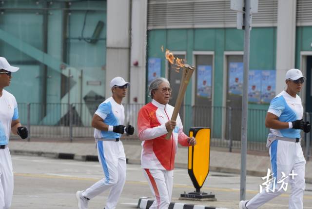 香港金紫荆广场，十五运会火炬传递现场。