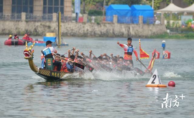 在佛山市南海区丹灶镇仙湖举行的十五运会龙舟项目决赛。