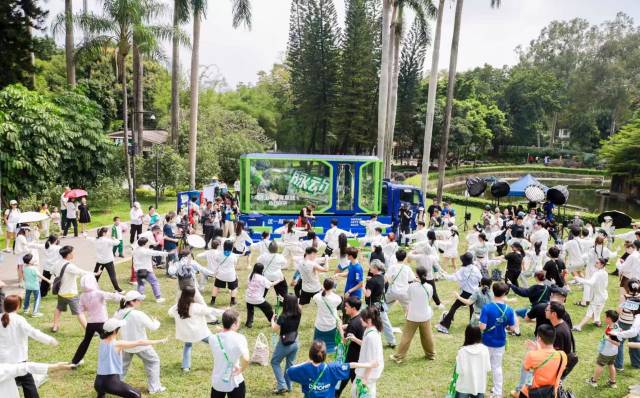 在广州一公园，百名群众同练八段锦。 南方+记者 王俊涛 摄