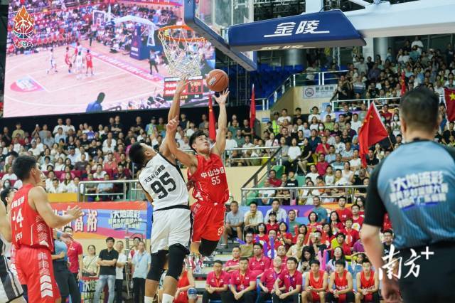 全国“村BA”广东省赛总决赛，中山沙溪队对战佛山南海队。