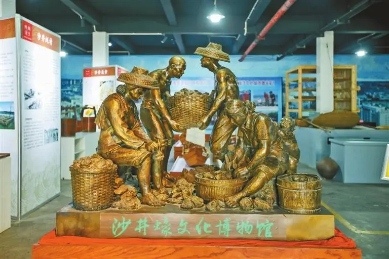 12-沙井蚝文化博物馆内的沙井蚝民劳作雕塑。.jpg