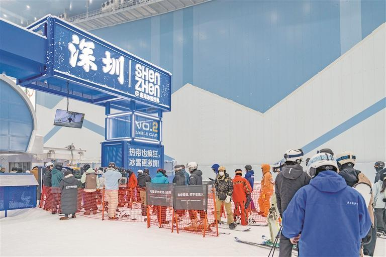 28-前海冰雪世界开业,是目前全球规模最大、纬度最低、垂直落差最大、单道最长的室内滑雪场。.jpg