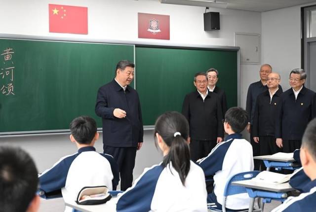 △2026年3月23日，习近平总书记在北京四中雄安校区考察时，走进教室同师生亲切交谈。
