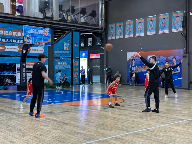 当“雏鹰”遇上“雄鹰”！龙华润庆翔篮球俱乐部公益“赛”开打