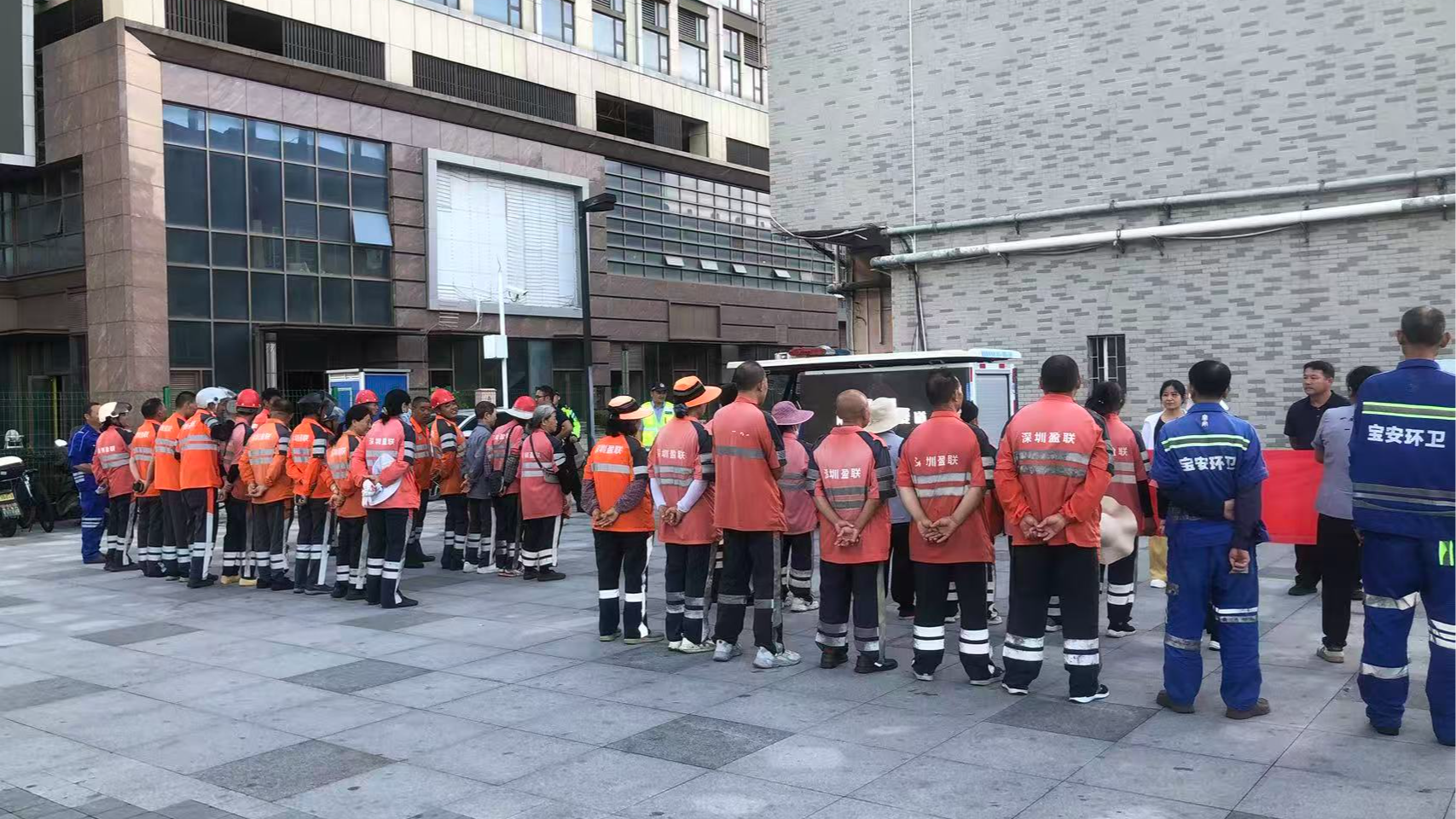 福永交警送安全“上门”，为环卫工筑牢出行防护墙