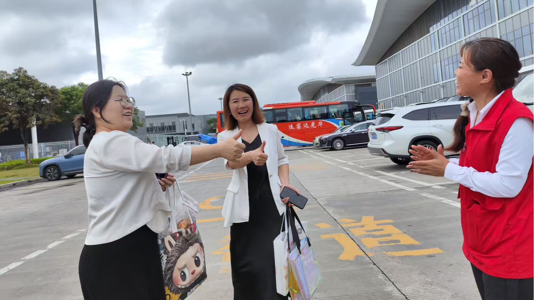 “别担心，我们在！”深圳国际会展中心志愿者上演暖心一幕