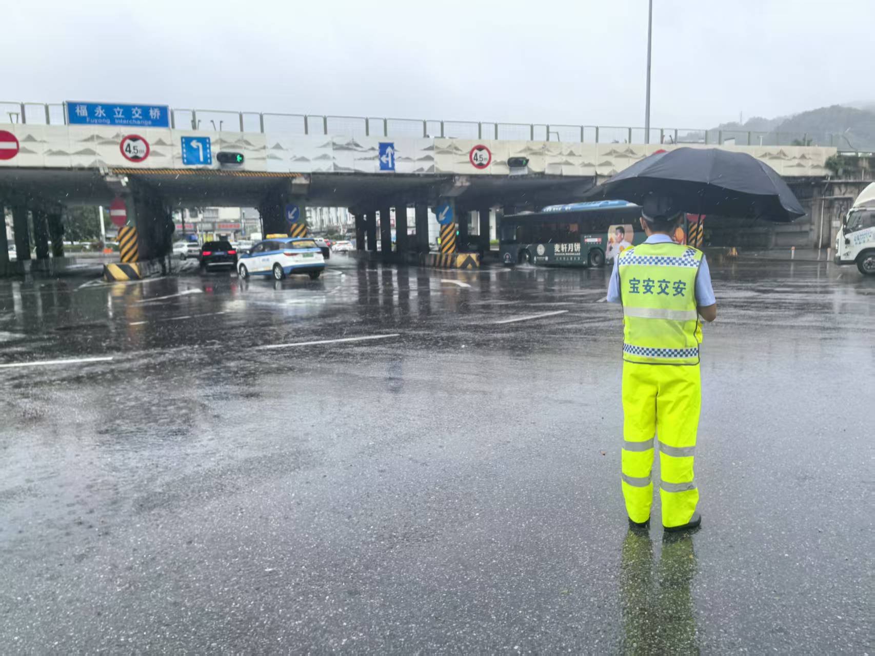 台风“塔巴”来袭，福永街道交安委办逆风守护道路安全