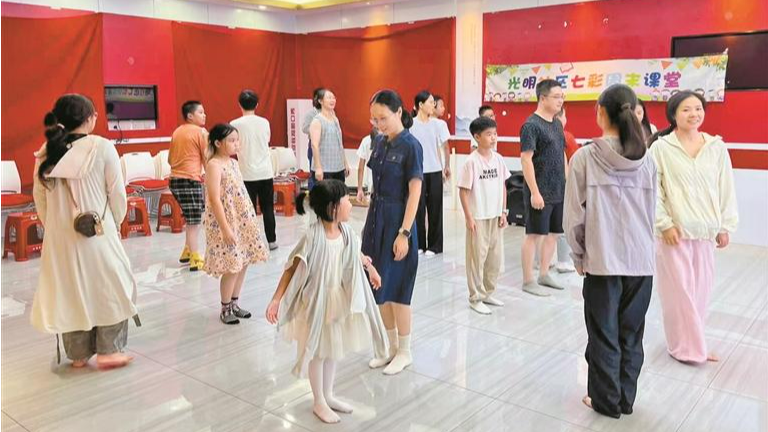 光明社区“形体亲子课”受欢迎