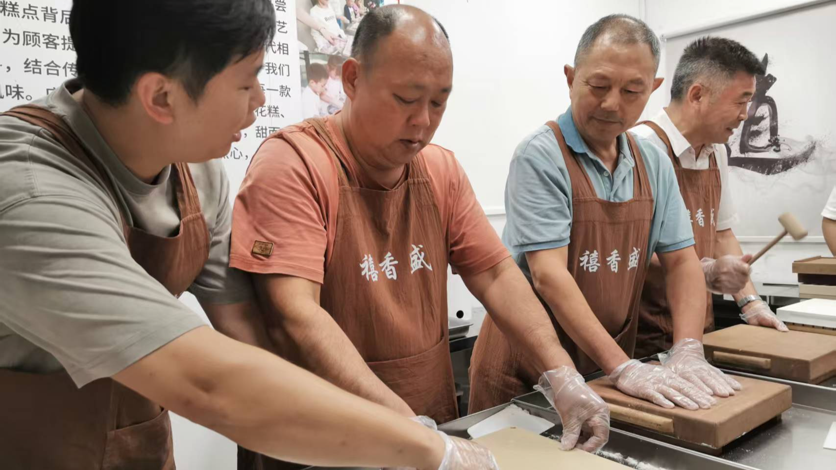 光明区退役军人体验非遗松糕制作共迎端午
