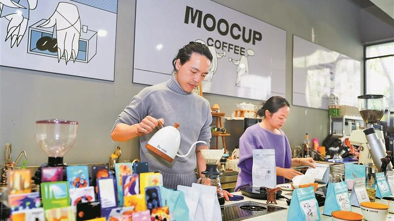 在“快”深圳做慢咖啡！龙华这家“前店后厂”的咖啡工厂默默打磨“芯”力量