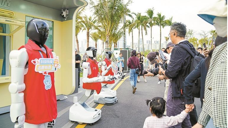 前海石公园机器人志愿者上岗