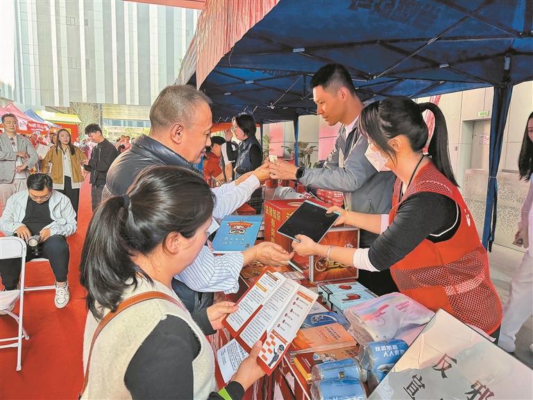 把普法搬进商圈 新安给市民送“法治大餐”