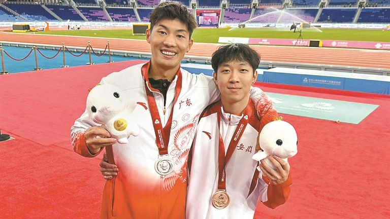 黄博凯男子撑竿跳高摘银！一跃5.65米 心向最高处