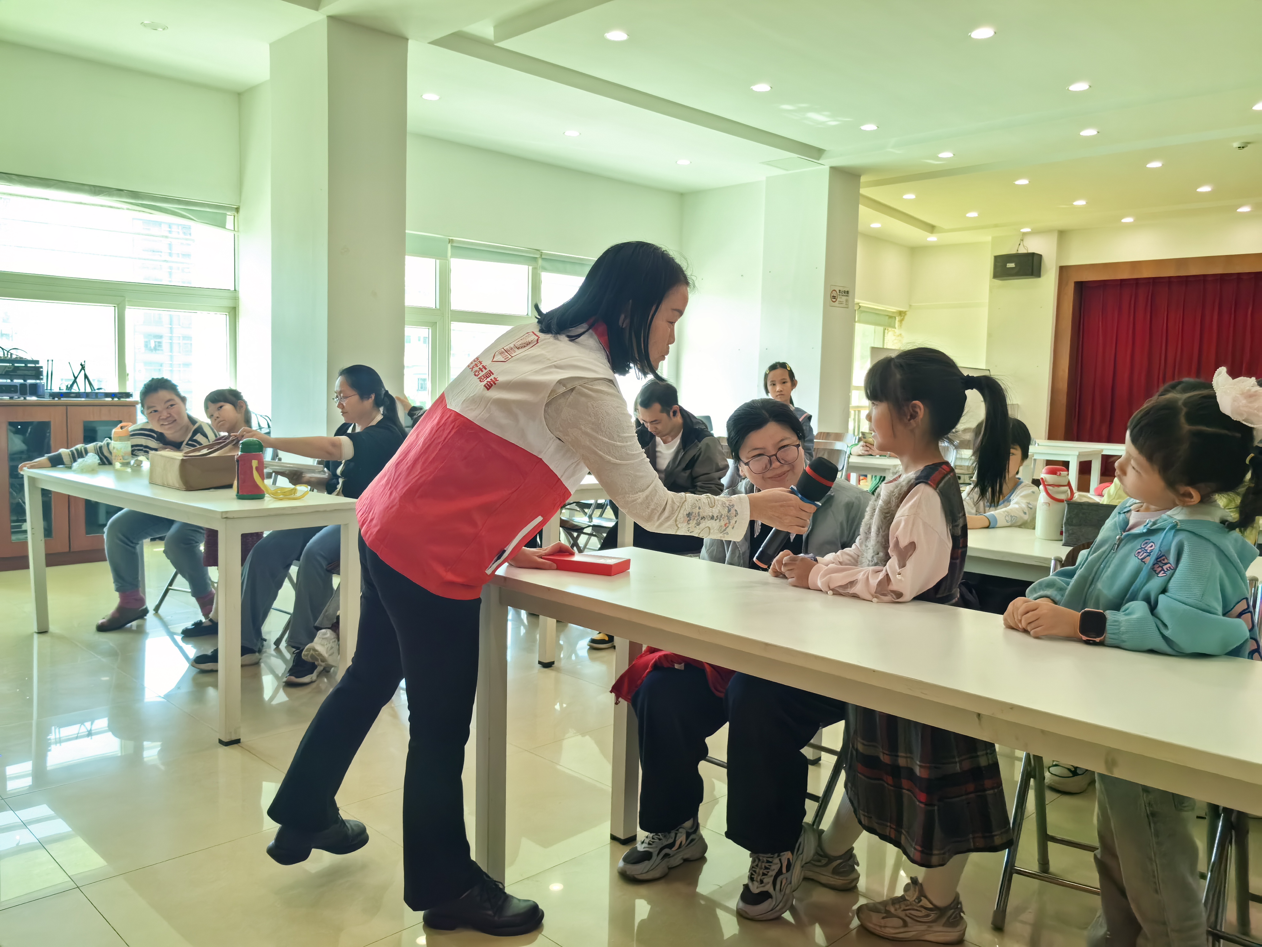 福永白石厦社区开展“扫黄打非·护苗绿书签”主题读书会