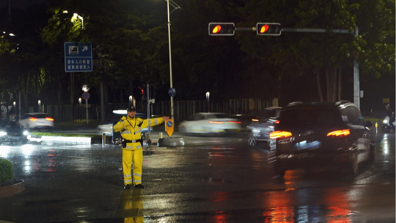 暴雨袭城！光明交警全员坚守，摆标识、疏拥堵、救抛锚保畅通