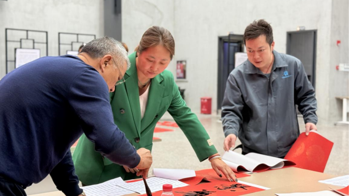 书法家挥毫送福 年味直抵职工心坎