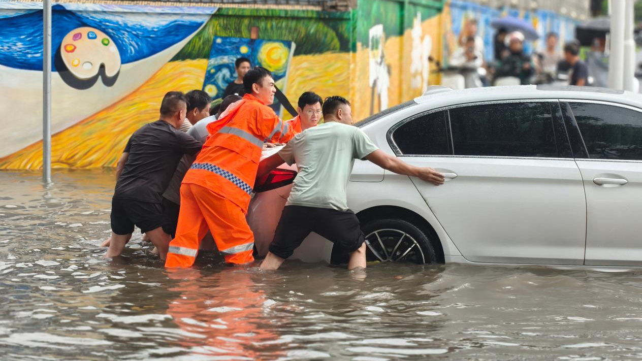 暴雨车辆抛锚！宝安这抹“橙色身影”在积水中暖了路人