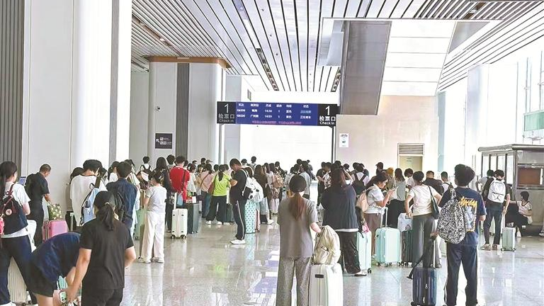 光明城高铁站客流呈爆发式增长
