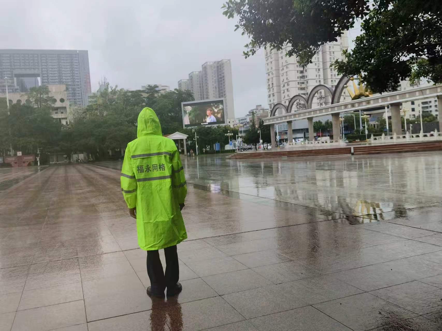福永网格开展雨天安全巡查专项行动