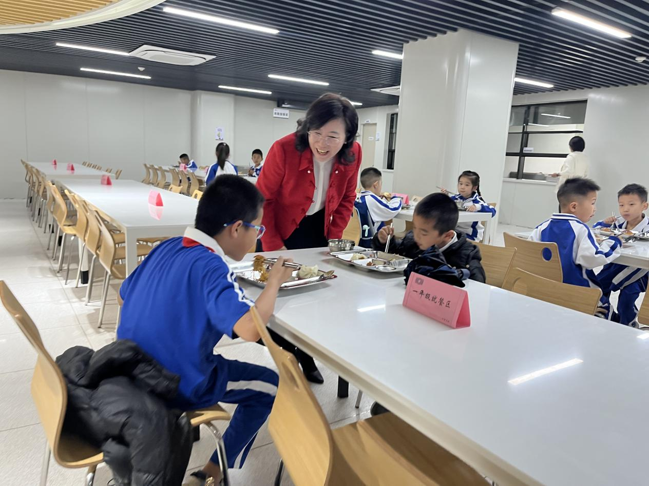 光明中小学开学！书记校长喊你吃早餐！