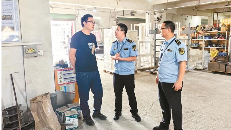 凤凰街道执法队贺启年连续两年荣膺“最美应急人”