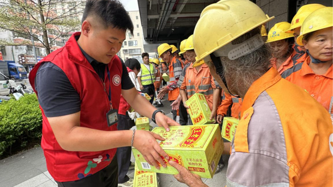石岩上屋社区给户外工作者送上清凉礼包