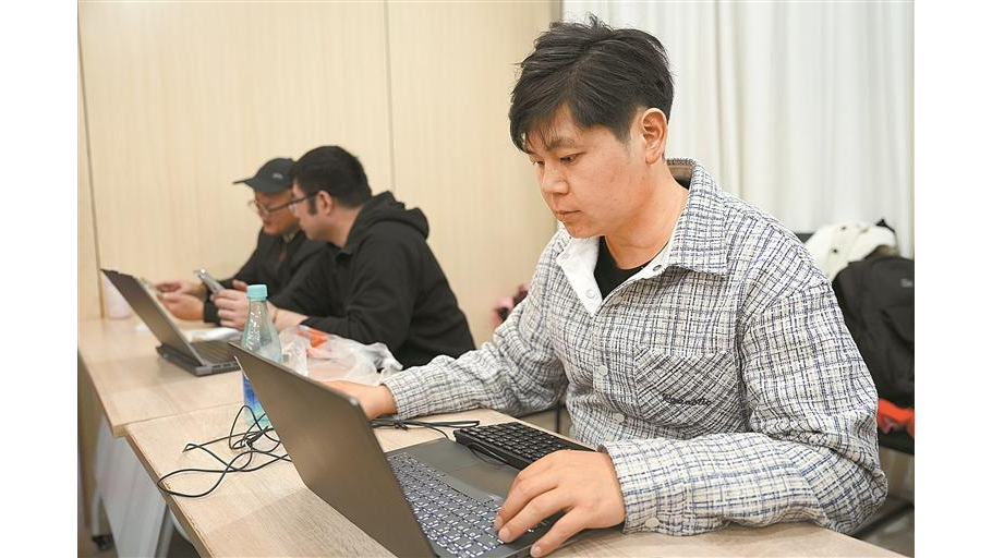 武汉小伙拖着行李来龙华夜校学AI