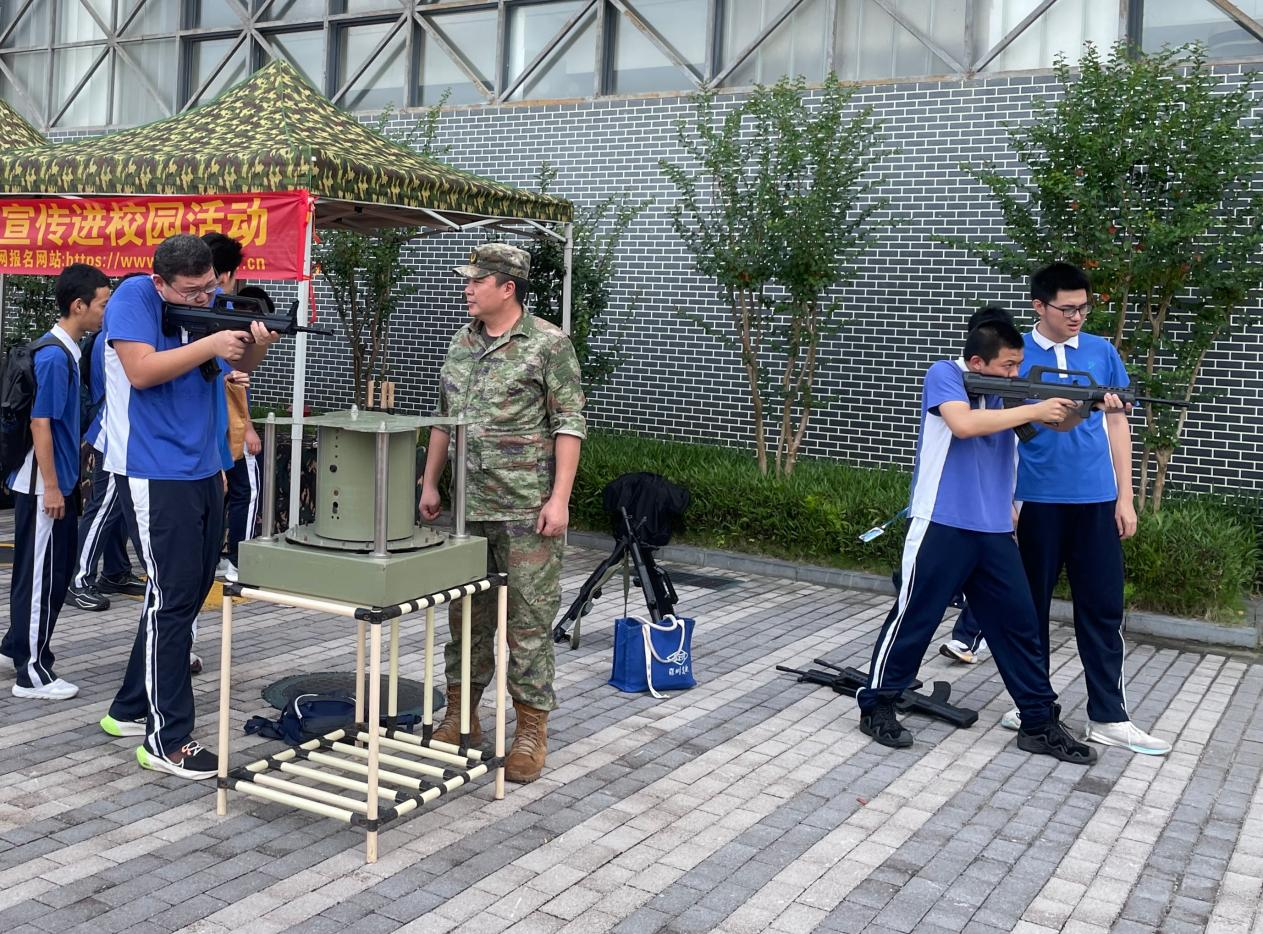 实景课堂砺初心！光明将国防教育主题实践活动搬进校园