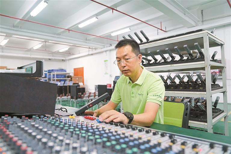 第六届“宝安大工匠”许忠：让每一句话清晰抵达的“定音师”