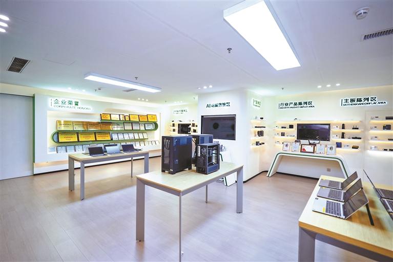 巴掌大的迷你主机 从龙华刮起强劲旋风