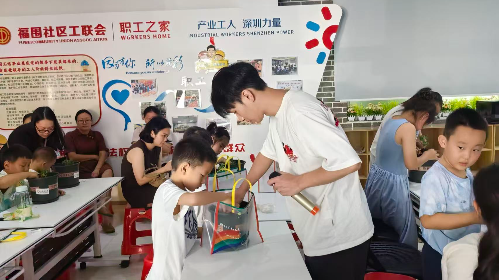 30名儿童变身小园丁！福永福围社区成长营首场活动热闹开场