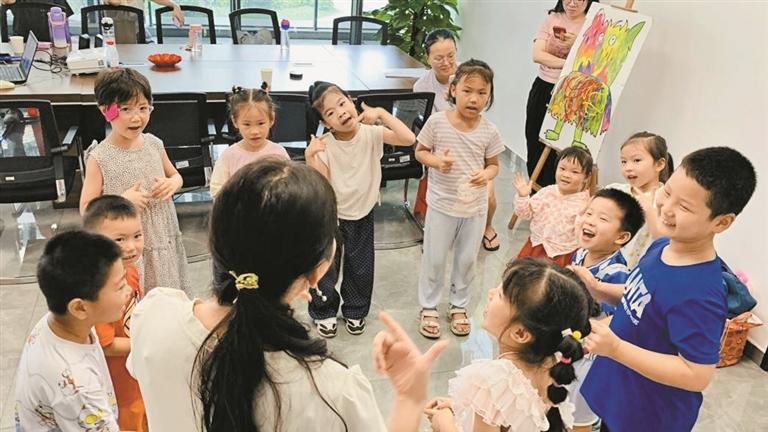 万悦山小区“邻里课堂”亲子双语共读