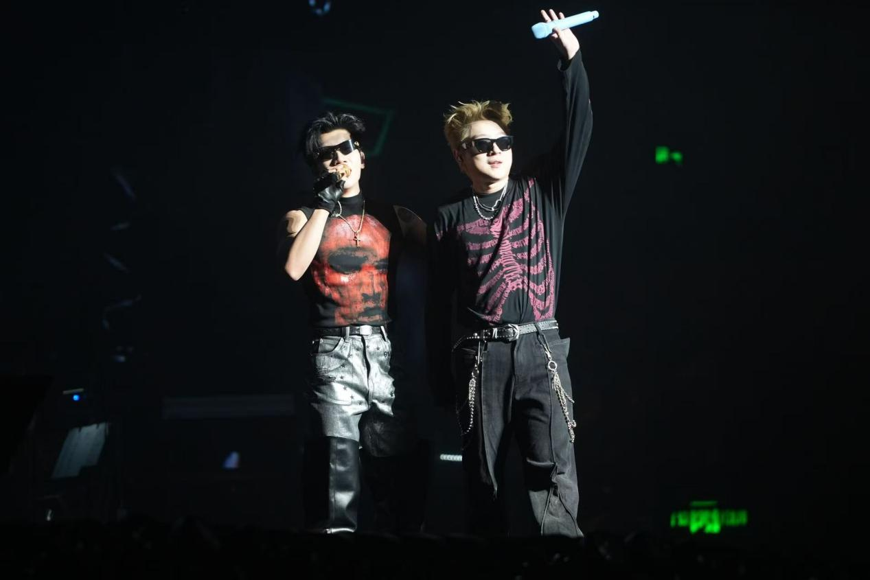 王以太「Love Me Later」2025巡回演唱会深圳站圆满落幕，宝体一夜沸腾说唱热情