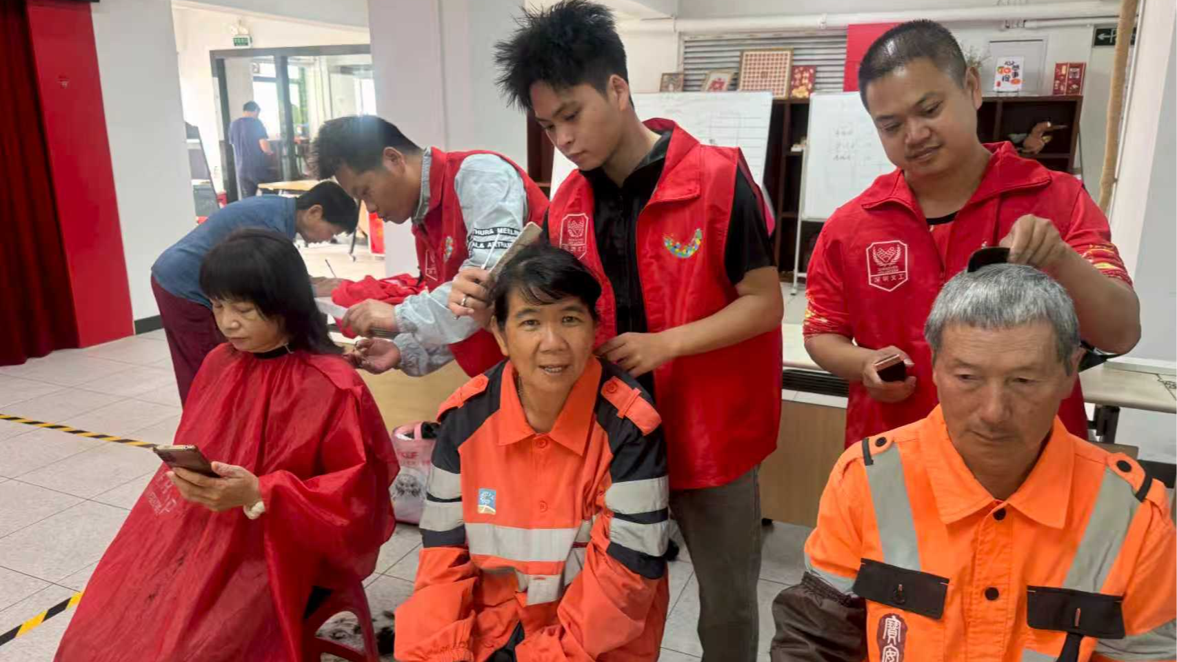 福永聚福社区开展义剪活动传递关爱