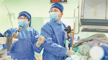 李俊达：40年“医”路守护生命 与特区共写“镜”彩