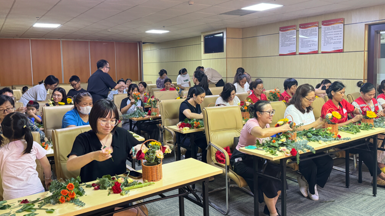 拾香相约劳务工博物馆 市民插花添彩共度国庆