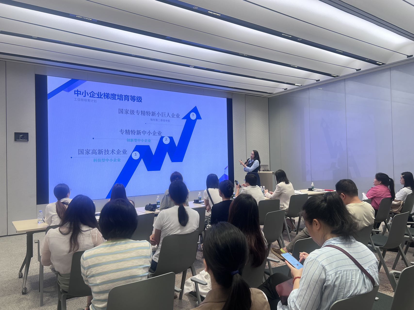 新安政策宣讲会走进雪花科创城 解读保障性住房与企业培育新规