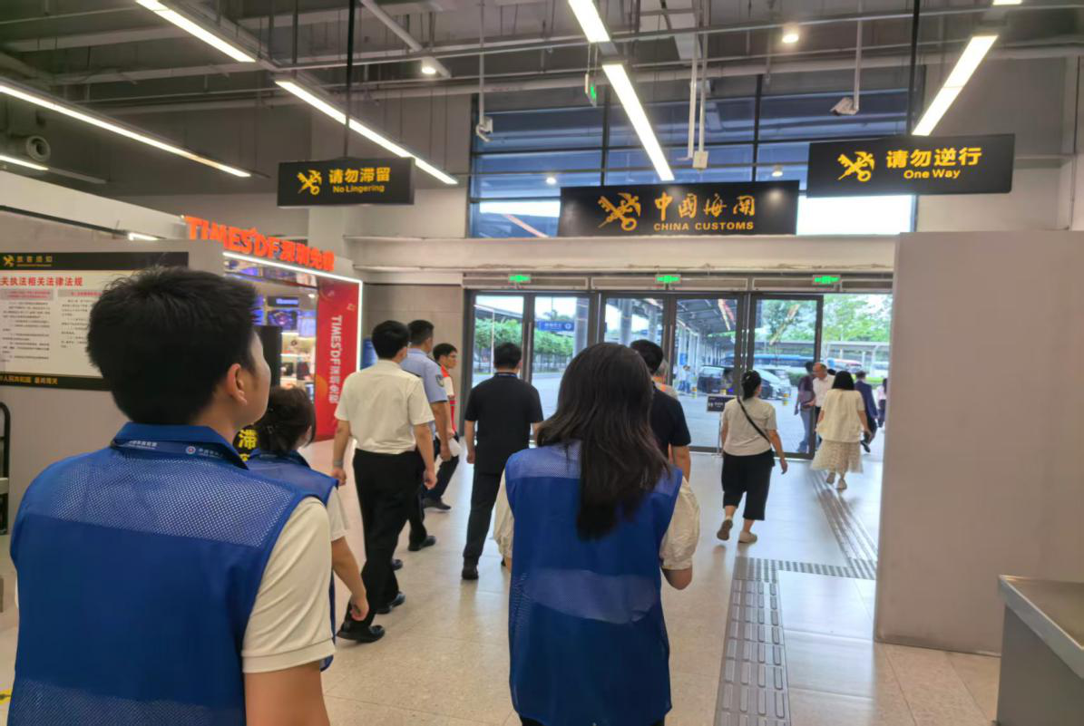 蓝马甲就位、多语种护航！深圳公务员全力做好APEC服务保障工作