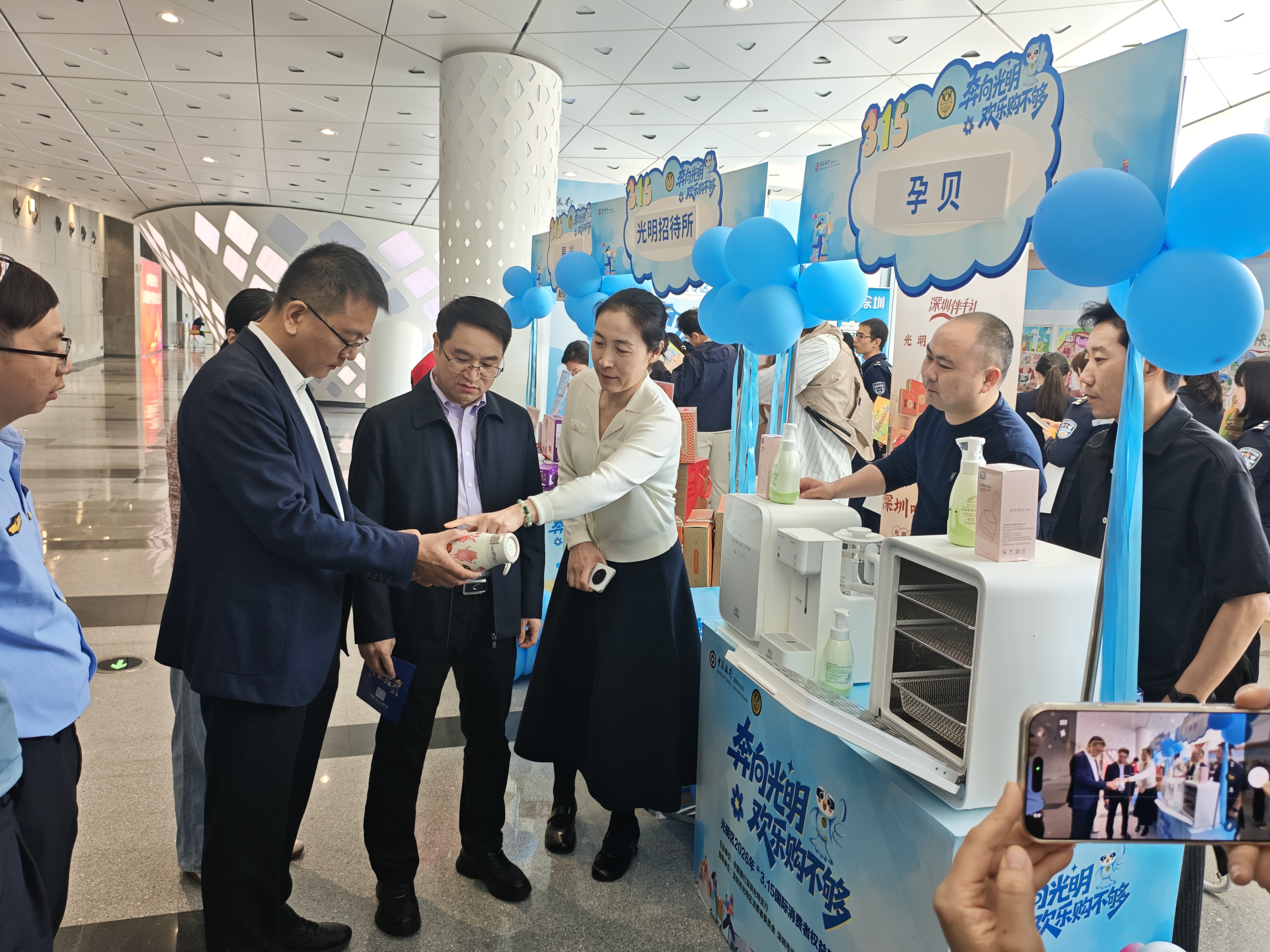 奔向光明，欢乐购不够！光明三宝、新三样齐亮相智享民生专场