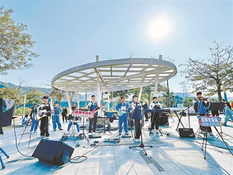 “星期天乐队”新年首场演出唱嗨了！龙华少年苏骏煜为乐队主唱，带来多首原创曲目