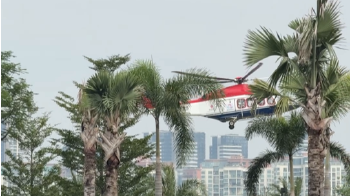 十五运会火炬“乘坐“直升机抵前海！市民热情点燃传递现场