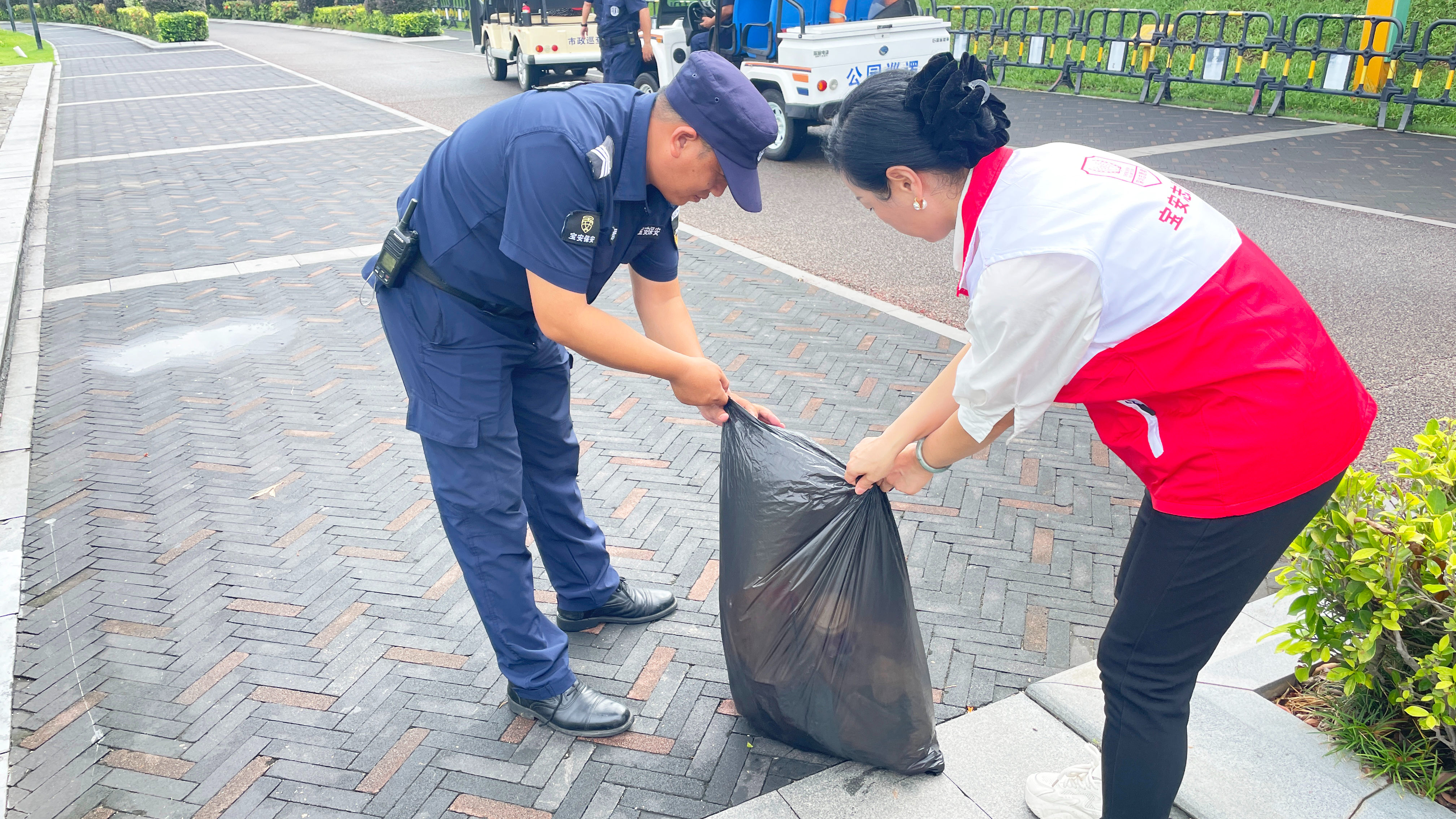 福永“文明观察团”再行动！志愿者和安保联手营造整洁公园环境