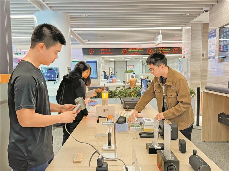 宝安政务服务中心变身本土潮品秀场！宝安科技潮品展区开放，来办事还能逛“科技展”