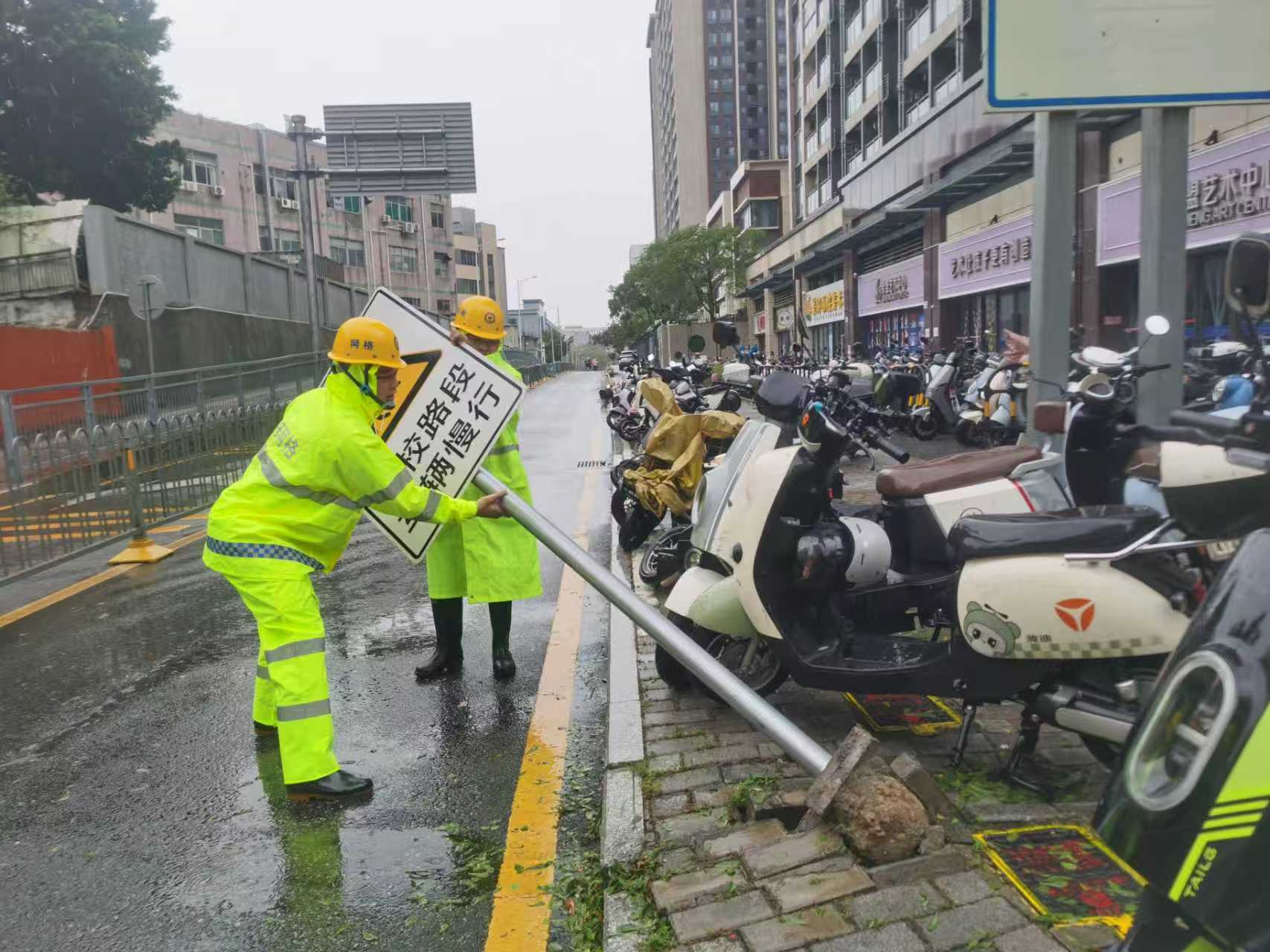 福永网格员抗击超强台风，冒雨坚守巡查岗位