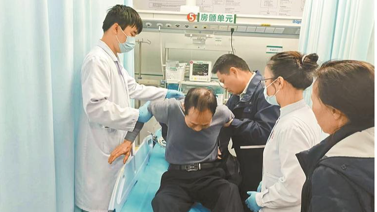 华荣社区网格组长丘镜扬深夜紧急护送突发脑梗老人就医