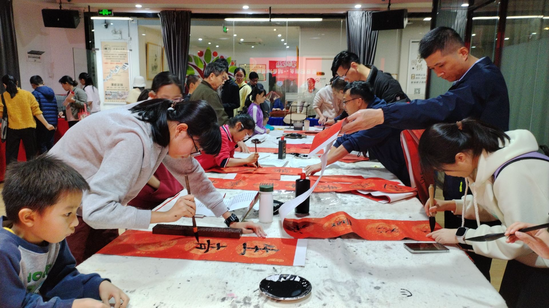 中洲综合文化中心开展义写春联活动